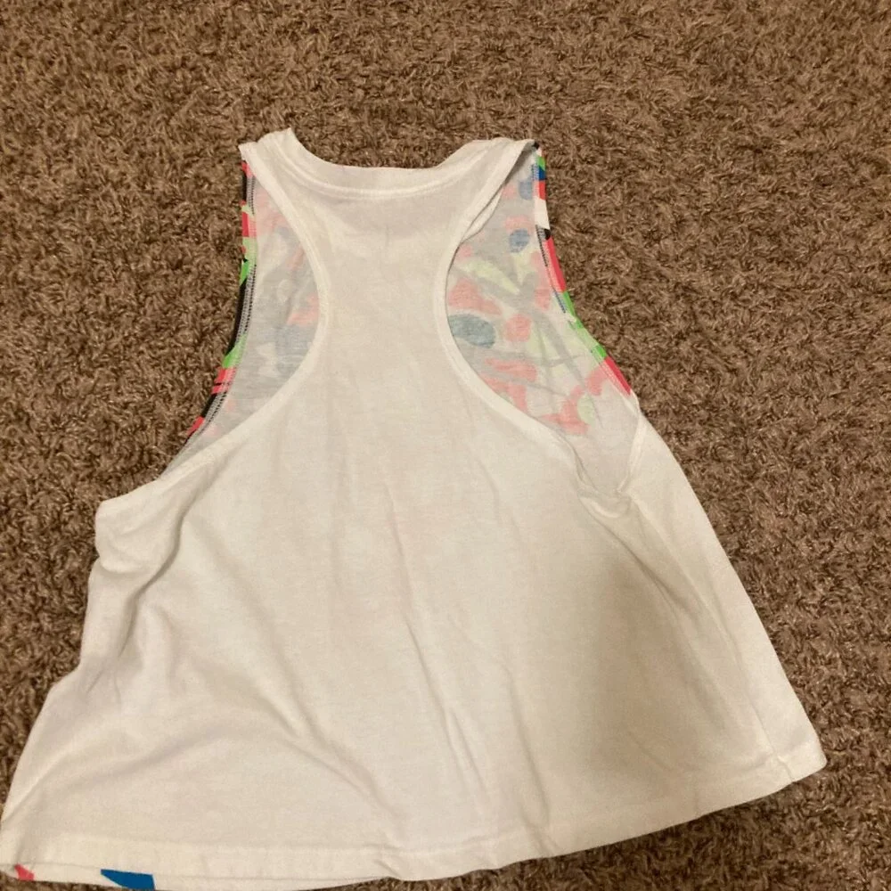 Under Armour White Athletic Tank Top Small Sleeveless Heatgear Loose Floral
